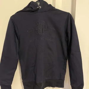 Gant hoodie - Mörkblå gant hoodie i storlek S. Tröjan är i nyskick då den endast är använd en gång. Nypris 1200