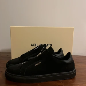 Ett par 90 dip sneakers från Axel arigato - Dom är provade på 1 gång annars aldrig använd säljs pga använder ej