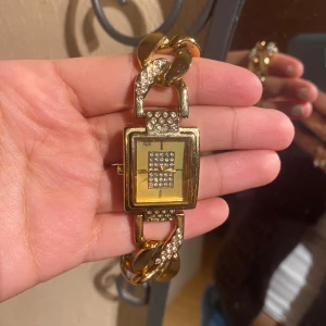 Guld klocka  - Säljer min super fina guldklocka då den inte kommer till användning🤩. Den är i rostfritt stål. Den har däremot ingen batteri därför har jag använt den som endast en accessoar🌸 nypris 1 599kr säljer nu för 450kr😍