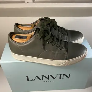 Hej, säljer ett par populära Lanvin Cap Toe Sneakers i grönt läder. Size 7 vilket motsvarar ca 42. Grymt bra skick som ni ser på bilderna. Box medföljer vid köp. Pris kan diskuteras vid snabb affär. Hör av dig i DM vid intresse. Allt gott!
