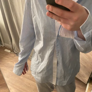 Superfin skjorta - En jättefin blårandig skjorta som passar till allt men har inte använt. Tröjan är i storlek 36 och är lite oversize i modellen🩵🤍