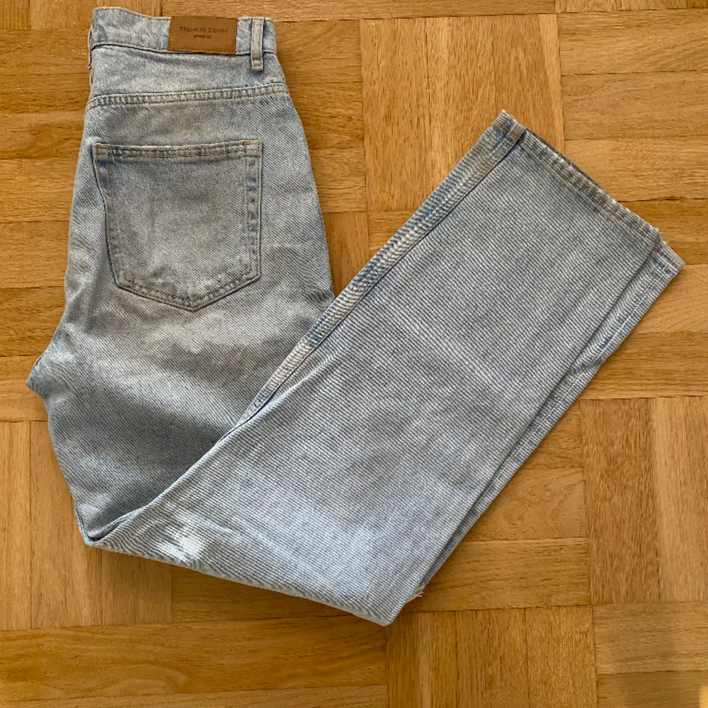 Säljer dessa jeans då dom inte kommer till användning, bra skick o inga defekter, om priset inte passar så är jag väldigt öppen till prisförslag🫶🏻💘 skriv för mer info . Jeans & Byxor.