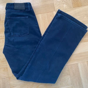 LOW WAIST JEANS - Säljer dessa jeans då dom är lite förkorta, bra skick o har endast en liten fläck på ena sidan av låret men syns inte så tydligt när de används, är väldigt öppen till prisförslag om priset inte passar🫶🏻💘 skriv för mer info