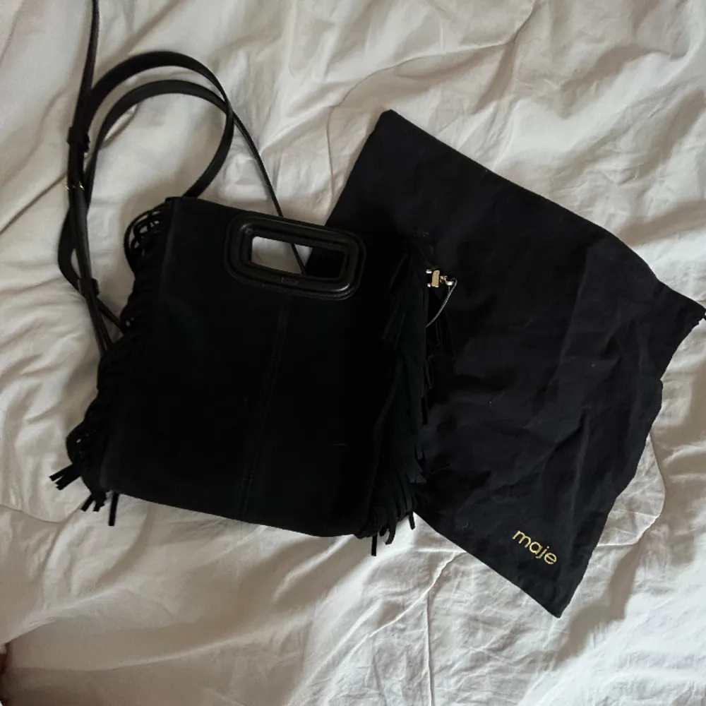 Säljer min jättefina svarta mocka Maje väska, perfekt nu till vår/sommar!!💗 Köptes i sommars och är i ett så fint skick, självklart äkta och en dustbag tillkommer💗💗säljer då den inte kommer till användning längre. Ställ gärna frågor!!🥰🥰 . Väskor.