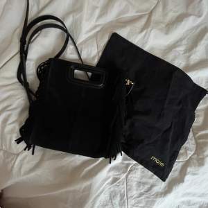 Säljer min jättefina svarta mocka Maje väska, perfekt nu till vår/sommar!!💗 Köptes i sommars och är i ett så fint skick, självklart äkta och en dustbag tillkommer💗💗säljer då den inte kommer till användning längre. Ställ gärna frågor!!🥰🥰 