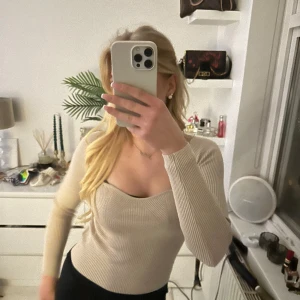 Tröja  - Säljer denna fina tröjan  Nypris-100 kr 