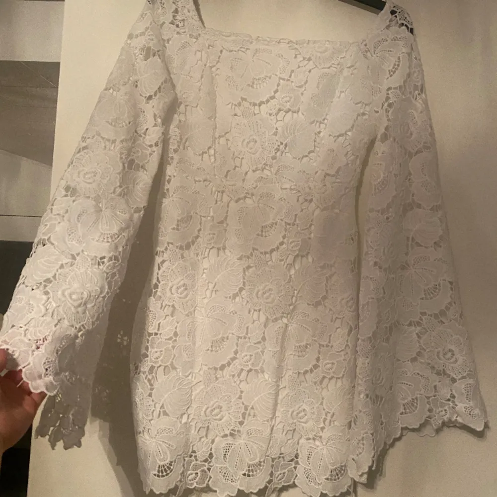 Såå fin vit klänning som är perfekt till studenten! Helt ny, prislapp och förpackning är kvar, säljs då jag hittat en annan. Från Fashion Nova och köpt för 660 (inklusive tull). Säljs för 500kr. Klänningar.