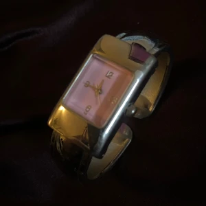 gullig klocka 🌸 - fin klocka i väldigt bra skick! (inget batteri i tyvärr)