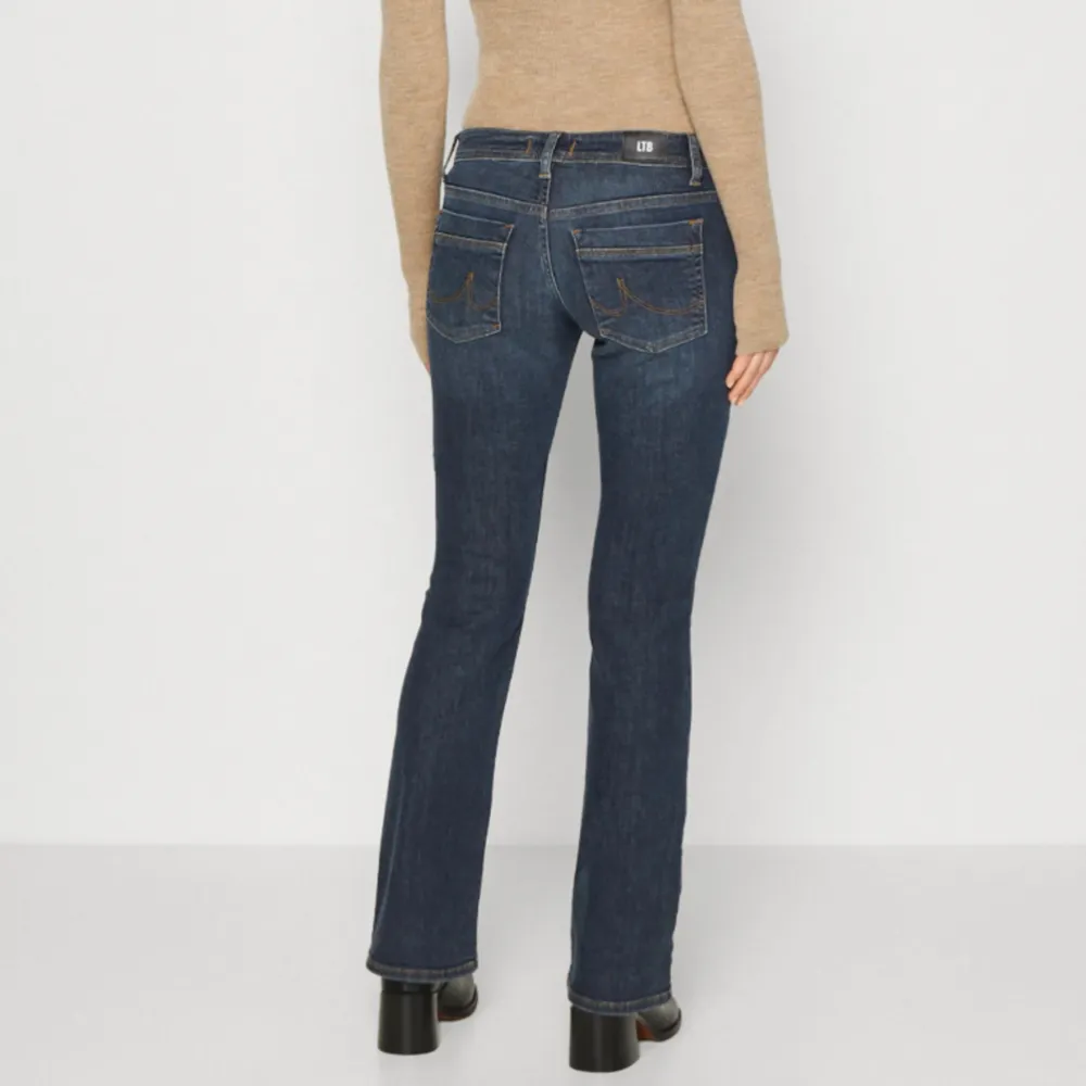 Valerie - jeans bootcut, low Waist mörkblå superfina Ltb jeans, säljer pga att jag har flera liknande, nyskick, . Jeans & Byxor.