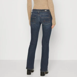 Ltb jeans  - Valerie - jeans bootcut, low Waist mörkblå superfina Ltb jeans, säljer pga att jag har flera liknande, nyskick, 