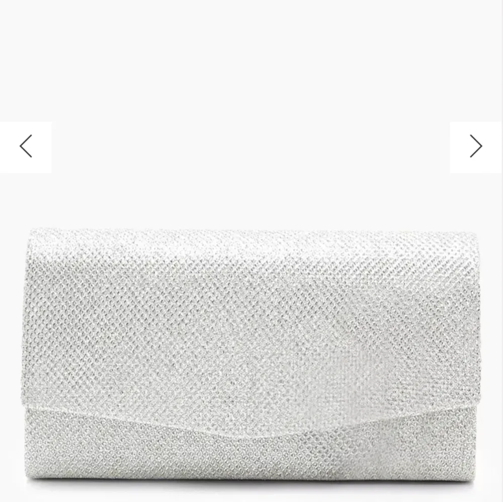 Helt ny oanvänd silvrig Clutch. Perfekt till bal. Väskor.