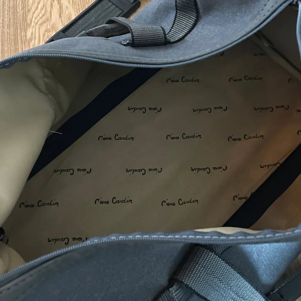 Pierre Cardin weekendbag i bra skick. Små tecken på användning finns, bl.a. saknas tre av fyra knoppar på botten av väskan och utsidan har en lätt synlig fläck på utsidan men den funkar som vanligt och ser snygg ut. . Väskor.