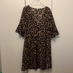 Klänning leopard - Oanvänd klänning storlek 2xl. 
