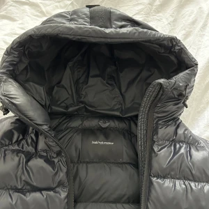 Dunjacka  - Fin glansig dunjacka i bra skick, använd ett fåtal gånger. (Barnstorlek) Men sitter perfekt på mig och i vanliga fall har S/M i jackor!