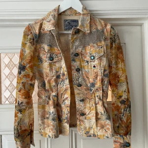 Kenzo vintage jeans jacka med blus armar strl s  - Kenzo vintage jeans jacka med blus armar. Strl s. 