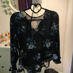 Blommig tröja  - Blommig vårtröja som knappt använts 