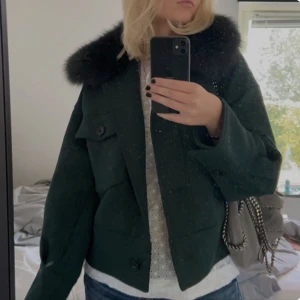Meotine jacka grön (S/M) - Nu, säljer jag min meotine jacka som jag köpt för ungefär 4 månader sedan och är i nyskick. Jackan är i storlek S/M.  Nypris 3000kr. Är i modell Charlie jacket. Pris kan diskuteras.