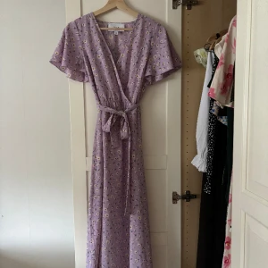 Blommig omlottklänning - Knytning i midjan, nyskick. Köper du med instabox skickar jag samma dag🫶🏻