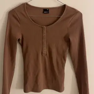 Jättesöt brun tajt tröja från Gina med uppknäppbara knappar. Storlek xxs men den är väldigt stretchig och passar mig som vanligtvis har S. Använd fåtal gånger, skriv gärna om ni har frågor😊