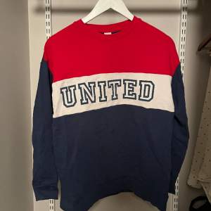 Sweatshirt från Lindex med tryck ”United”. Storlek 170cm/S! 