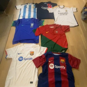 Fotbolls tröjor 300 kr styck  - Alla är i m och säljer de då jag inte använder de längre! Perfekt skick på alla