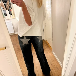 Coola jeans med stjärnor - Säljer dessa coola jeans som jag köpte från ett UF företag!! De sista bilderna visar den rätta färgen på jeansen:)