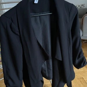 Blazer  - Väldigt fin svart blazer i bra skick. Perfekt för en sommarkväll! Liten i storleken. 