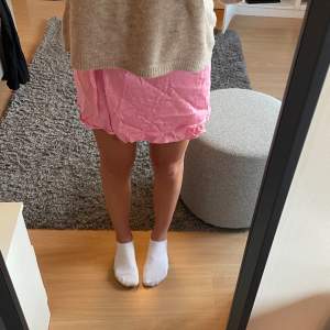 Jättefin rosa kjol från zara(observera att kjolen ej är stryken)