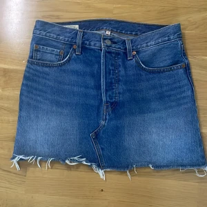 Kjol från Levis  - Fin jeanskjol i storlek W29