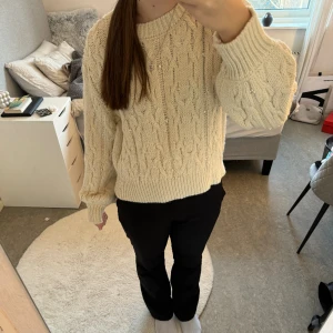 Stickad tröja - Stickad tröja, köpt på vero Moda! Aldrig använd. Nypris: 649kr 