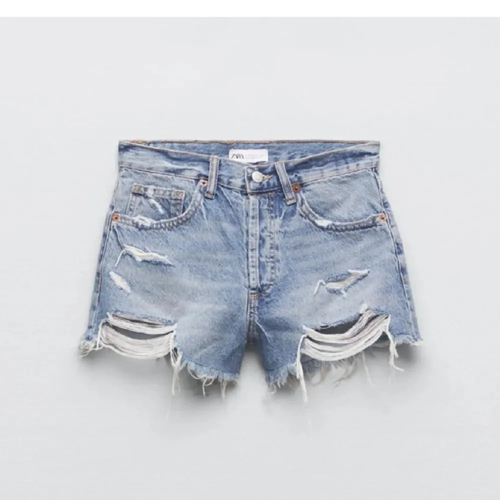 Säljer dessa jeans shorts från zara! Skidnygga som sitter mid waist, endast använd fåtal gånger förra sommaren💗. Shorts.