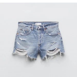 Jeans shorts - Säljer dessa jeans shorts från zara! Skidnygga som sitter mid waist, endast använd fåtal gånger förra sommaren💗