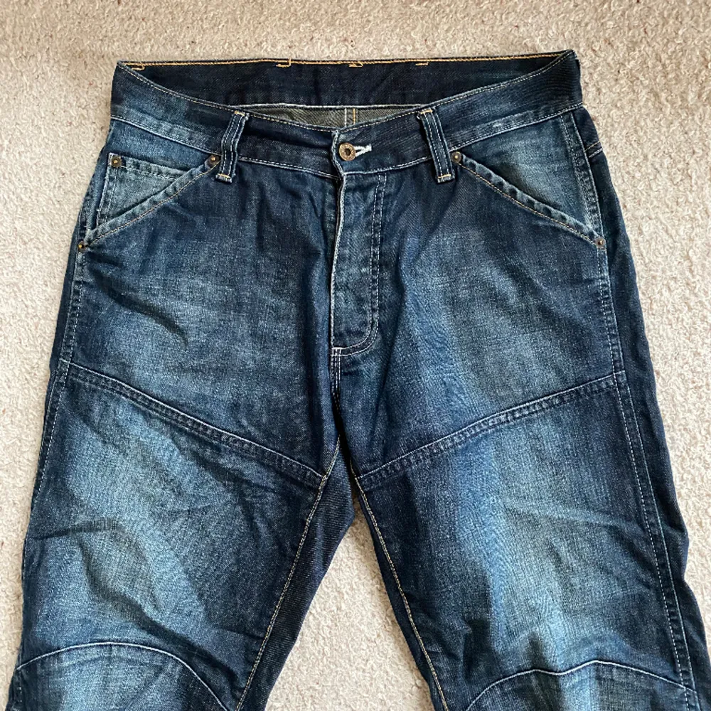 Coola mörkblå jeans med detaljer på fickorna och straight fit. Fint skick:). Jeans & Byxor.