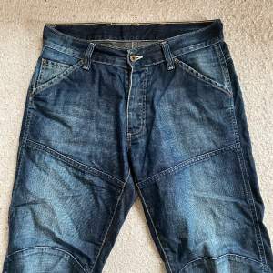 Coola mörkblå jeans med detaljer på fickorna och straight fit. Fint skick:)