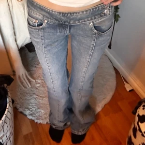 Lowrise bootcut Jeans - Millenial Jeans🫶 - Ett par superfina jeans som inte går att köpa längre från Weekday🫶 Säljer då de inte passar mig så bra då jag är lite för kort för de😩(är 166-167) Det ända som visar på att de varit använda är längst ner på byxorna (se bild 3) Annars är de som nya🫶