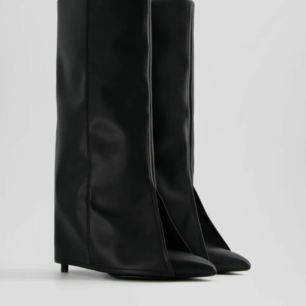 Säljer dessa svarta boots då dom aldrig kommit till användning💖💖 om det är nån fråga är det bara att skriva💖. Skor.