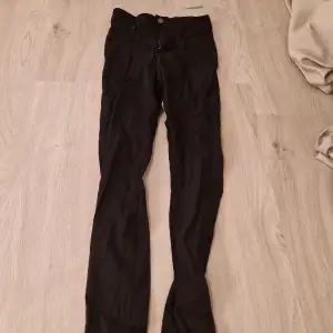 Jätte sköna jeans men säljer för att de inte används mer. Det känns som mjukisbyxor nästan eller leggins i tyget 