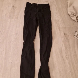 Svarta skinny jeans  - Jätte sköna jeans men säljer för att de inte används mer. Det känns som mjukisbyxor nästan eller leggins i tyget 