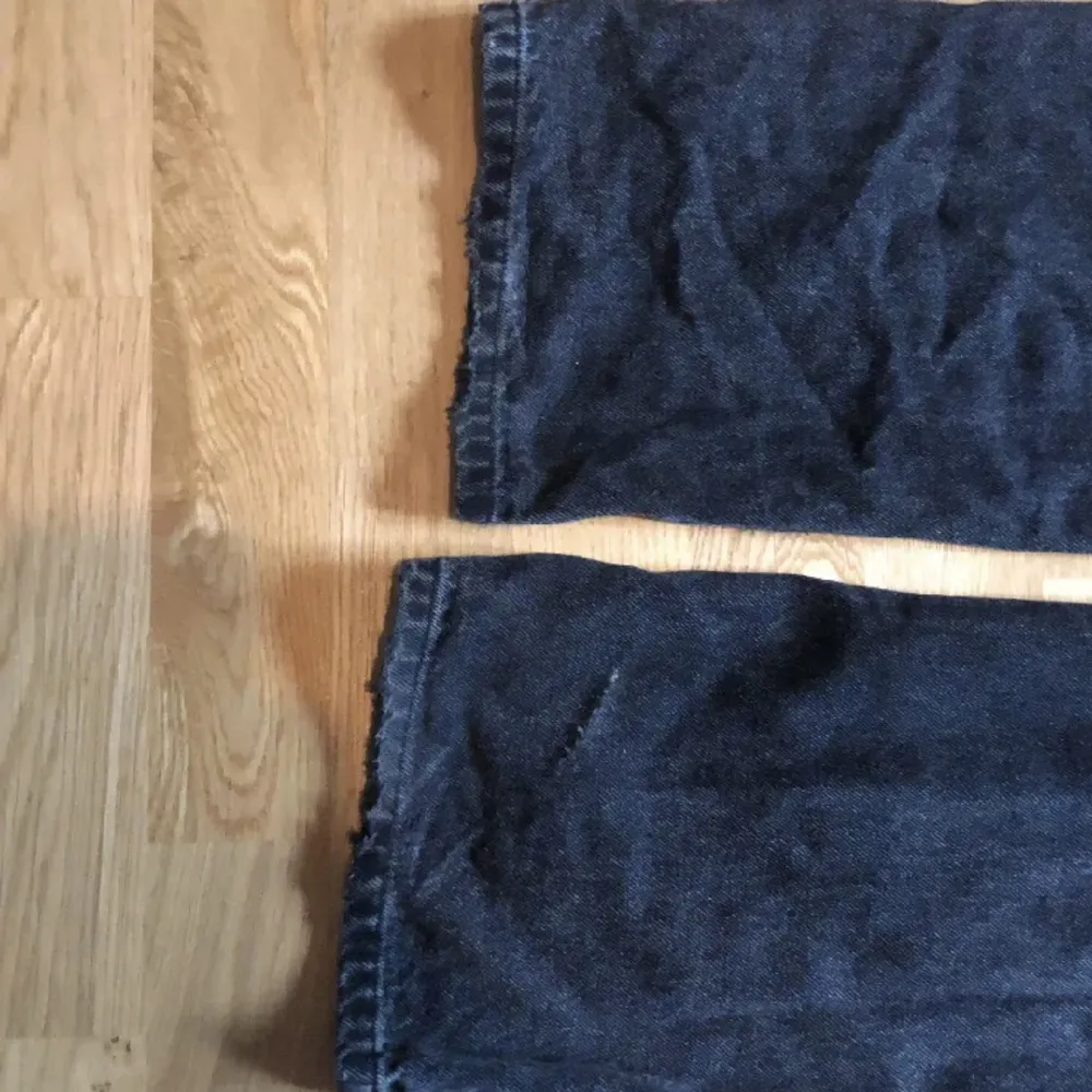 Whyred jeans inköpta för 1500kr på Brothers. Bra skick dock lite slitningar längst ner. Mellan relaxed och regular fit. . Jeans & Byxor.