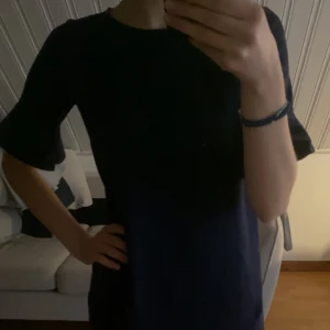 Ralph Lauren klänning - Supergullig klänning från Ralph Louren. Köpt på zalando 2020, men använd vid två tillfällen då jag tycker den är något kort för mig. Det står att den är i storleken år16 men jag skulle säga att den passar allt från Xs-M om man är kortare än 170.❤️‍🔥❤️‍🔥