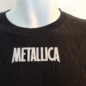 Svart Metallica t-shirt XL med  tryck - Oanvänd med tryck fram Kan vara lite dammig och solblekta partier kan förekomma 