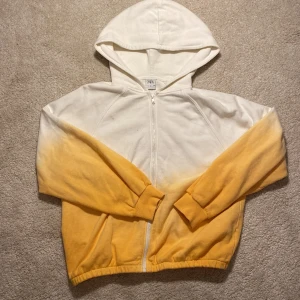 Zara Zip-Up - Säljer min gamla Zara zip-up. Perfekt för sommaren och har några få fläckar som knappt syns. Har inga fickor. Skirv privat för fler frågor/bilder ❤️.