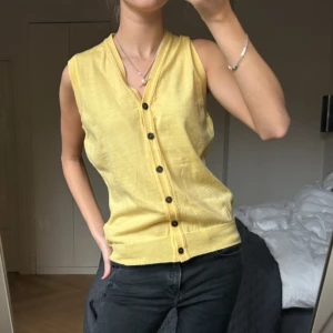 Väst - Säljer denna gula stickade västen från Ankar i 100% Merino ull. Helt ny, aldrig använd. Nypris är 1900. Storlek 40 men detta är hur den sitter på mig med S. 
