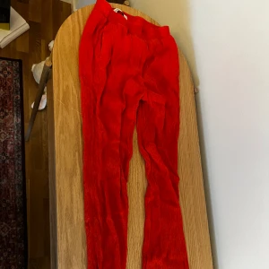 Mysiga röda långbyxor - Säljer dessa tunna och sköna strandbyxorna perfekt för en dag på stan. Dem är väldigt flexibla och bekväma att ha på sig och håller en bra temperatur. Dem har ränder och stretchiga tyg. Helt fri från skador och nästan helt oanvända. Använt ca 2 gånge