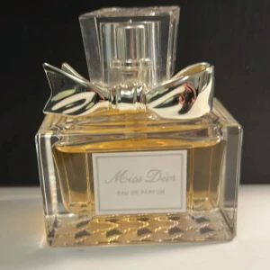 Dior parfym - Säljer denna jättefina miss dior för att lukten inte passade mig. <95% kvar, hör av dig vid minsta fråga, den passar perfekt till det varmare väder!