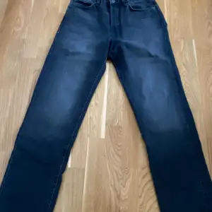 Svarta jeans från j&j i rak passform. Säljes pga för långa. Nästan i helt nytt skick, har använts ca 2 gånger. Köptes för 700 kr.