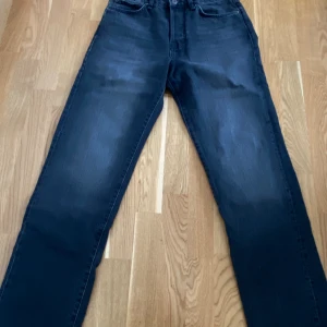 Jack & jones  - Svarta jeans från j&j i rak passform. Säljes pga för långa. Nästan i helt nytt skick, har använts ca 2 gånger. Köptes för 700 kr. Vid frågor mm tveka inte på att höra av dig! 