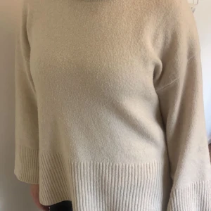  Stickad tröja - Säljer den här fina tröjan för den e lite för stor för mig, storlek xs men större i modellen skulle säga runt m/s. Har haft den typ 2 gånger.