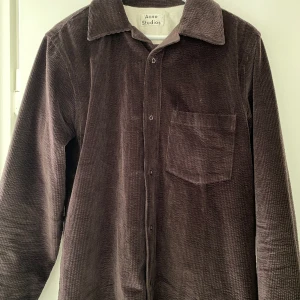 Acne Studios Overshirt - En acne overshirt i oanvänt skick. Storleken är 46 och passar M! Jag är 183cm och 73kg och den passar mig perfekt. Superfin skjorta i ett skönt material. Vid vidare frågor och funderingar är det bara att höra av sig! 😊