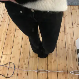 Säljer dessa supersnygga lågmidjade,bootcut/flare jeansen!🤩 säljer då de börjar bli lite för små💓 De är lite korta för mig som är ca 158cm Använda 3 gånger. Jeansen hade slits som jag sydde ihop, men det är inget som syns💓